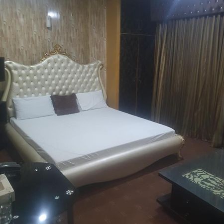 Town Guest House Toba Tek Singh Екстериор снимка