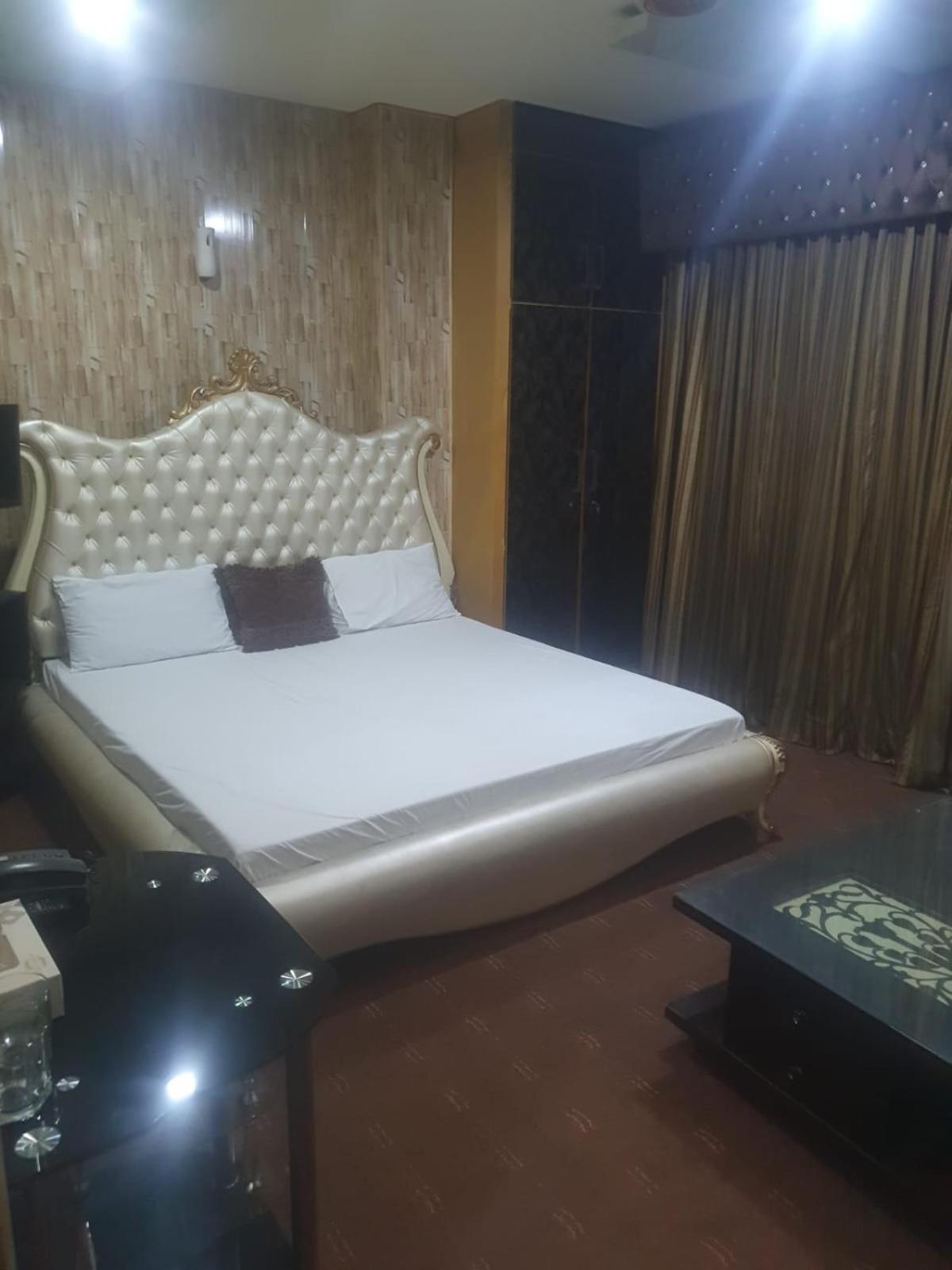 Town Guest House Toba Tek Singh Екстериор снимка