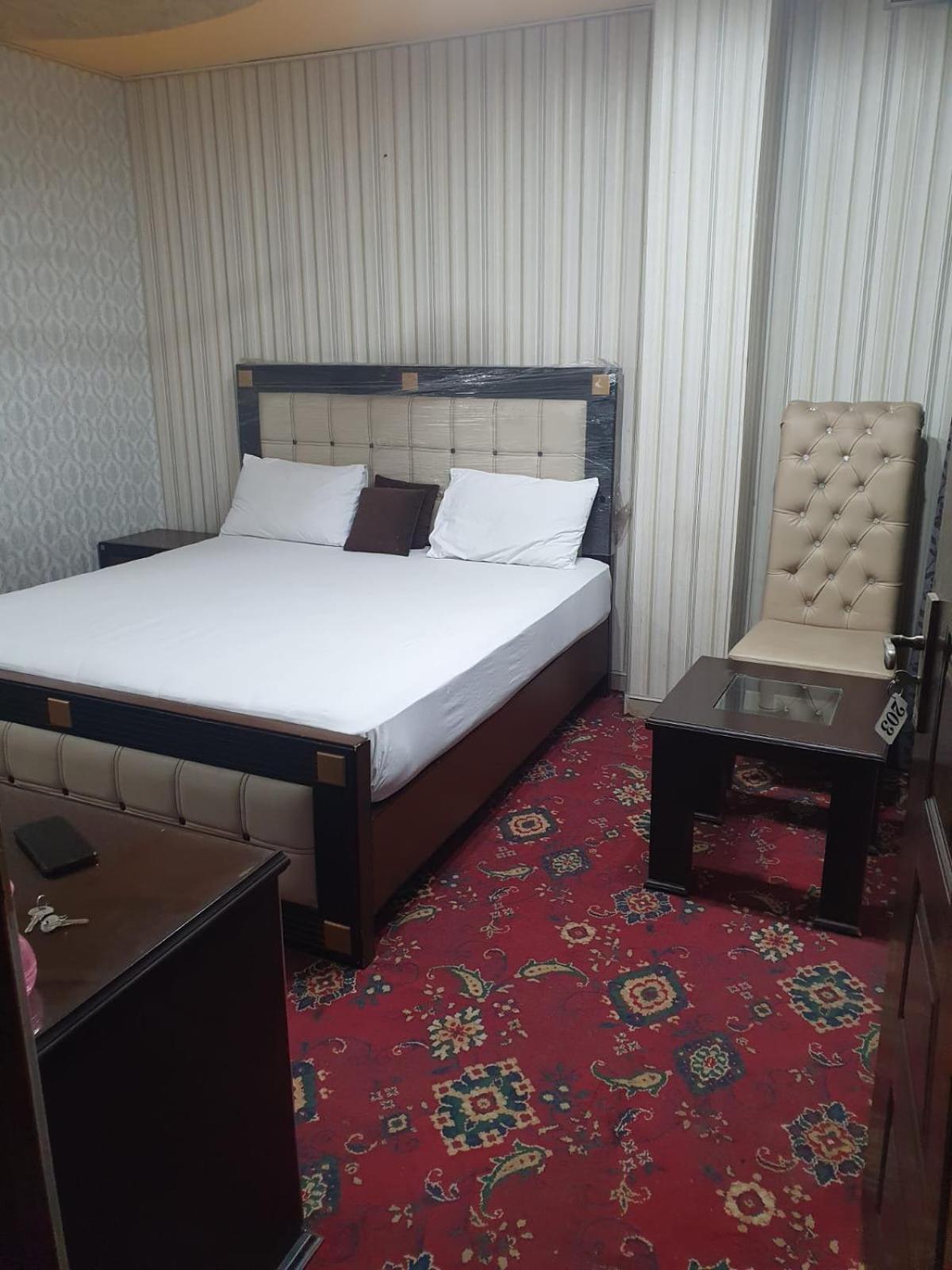 Town Guest House Toba Tek Singh Екстериор снимка